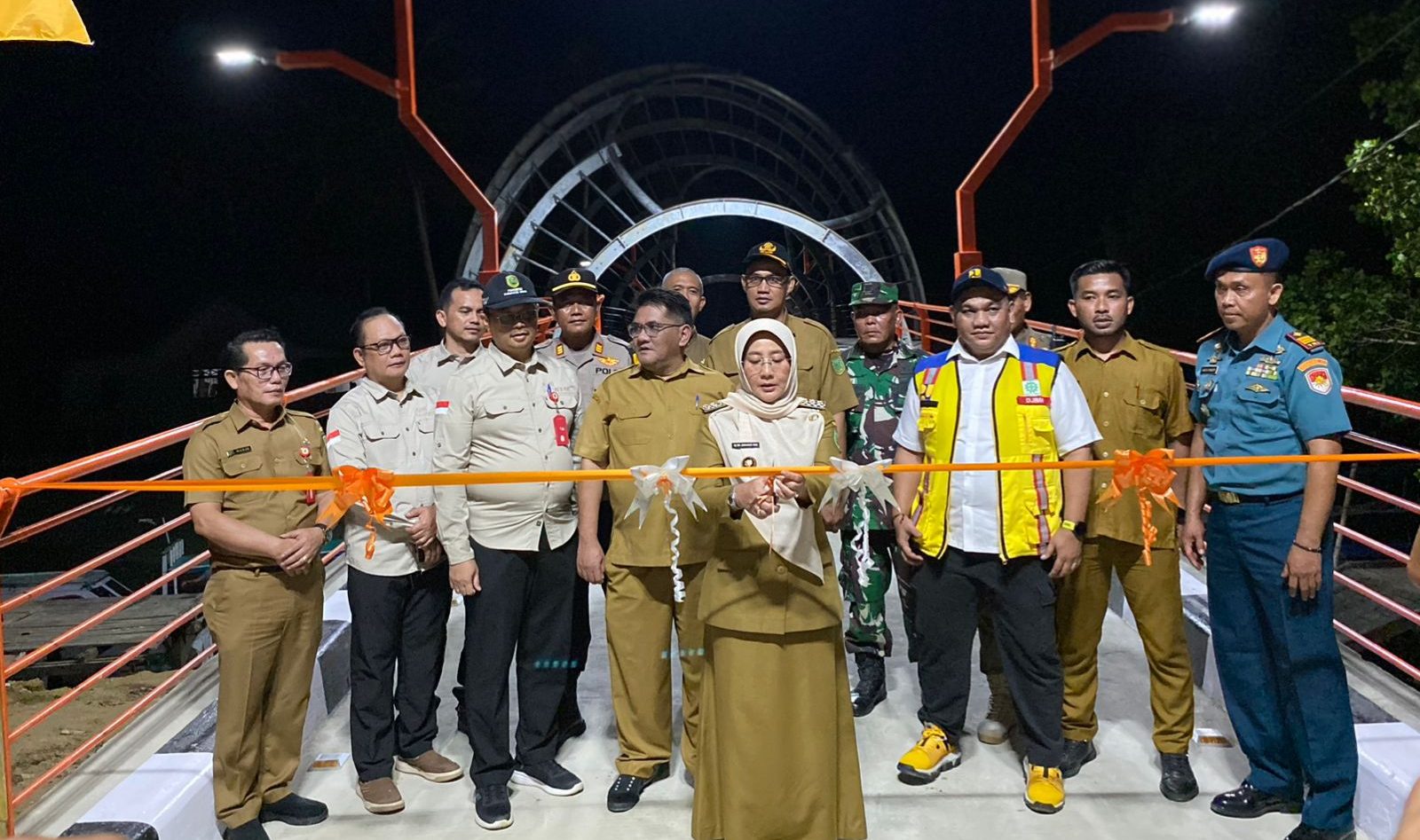 Bupati Berau, Sri Juniarsih, meresmikan Jembatan Kelomang di Kampung Teluk Sumbang, Selasa (13/1/2026) malam. (Sulaiman/BT)