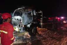 Truk Roda 10 Terbakar di Jalan Kalimarau, Korsleting Kabel Diduga Jadi Penyebab