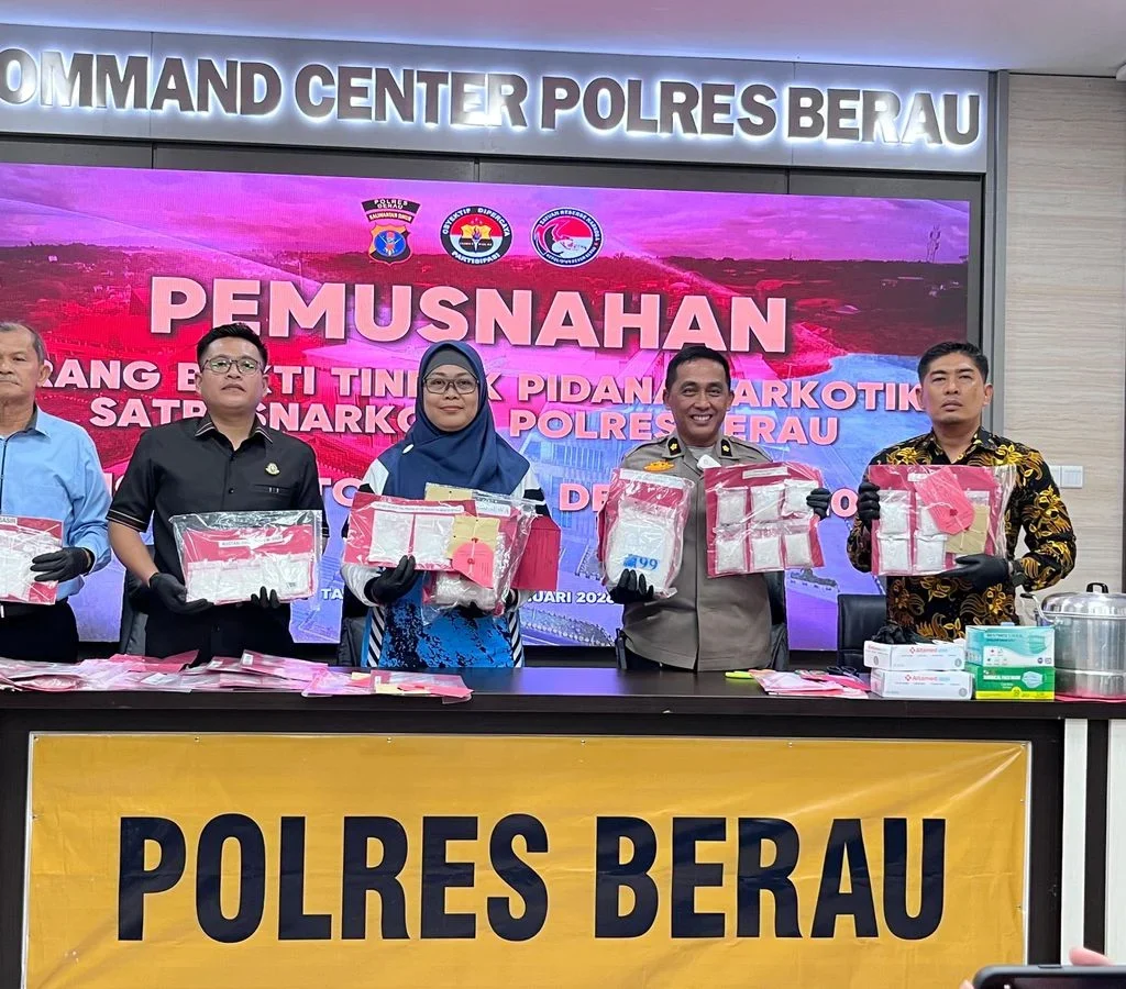Polisi melakukan pemusnahan barang bukti sabu di Polres Berau, Jumat (23/1/2026).