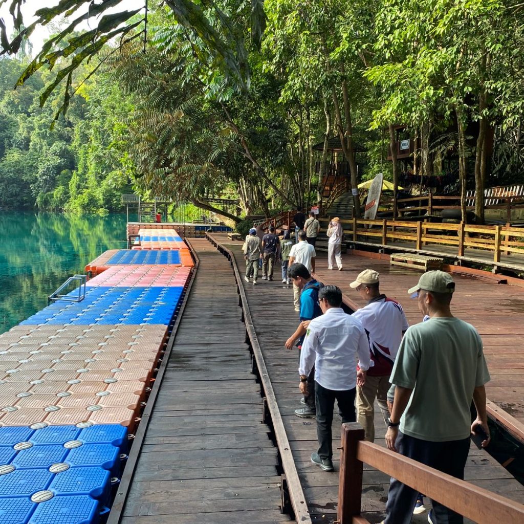 Bupati Berau, Sri Juniarsih, bersama rombongan mengecek kondisi Labuan Cermin pasca libur Natal dan Tahun Baru. (Sulaiman/BT)