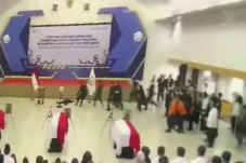 Viral Menteri KKP Sakti Wahyu Trenggono Pingsan Saat Upacara Penyerahan Korban Pesawat ATR 42-500