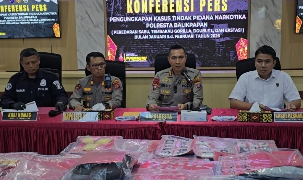 Kapolresta Balikapan Kombes Pol Jerrold Kumontoy bersama jajarannya, menggelar konferensi pers hasil tangkapan petugas kepolisian di Balikpapan. (threads/@poldakaltim)
