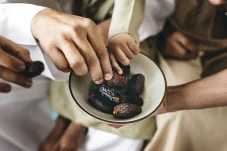 Berbagi Makanan Buka Puasa, Cara Mudah Raih Pahala Berlipat di Bulan Ramadan