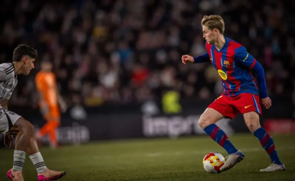 Aksi Frenkie de Jong saat membela skuad Barcelona. (fcbarcelona.com)