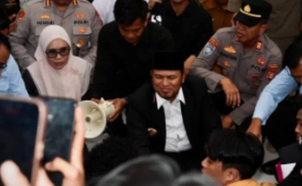 Gubernur Kaltim Rudy Mas'ud, didampingi Sekprov Kaltim saat merespons tuntutan massa aksi di kantor Gubernur Kaltim. (instagram/@pemprovkaltim)