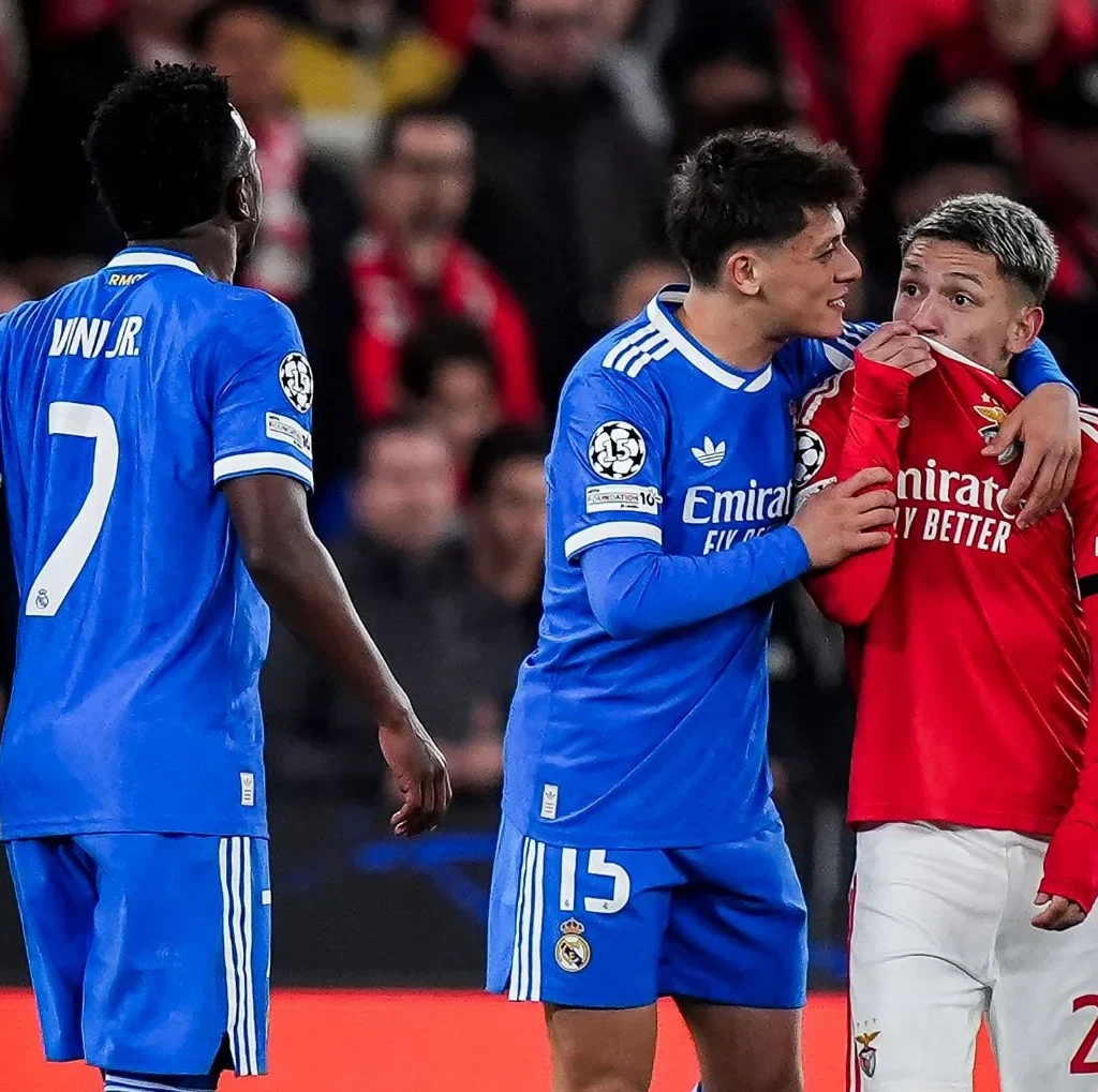 Arda Guller menahan Gianluca Prestianni yang bersitegang dengan Vinicius Junior. (x/@FabrizioRomano)