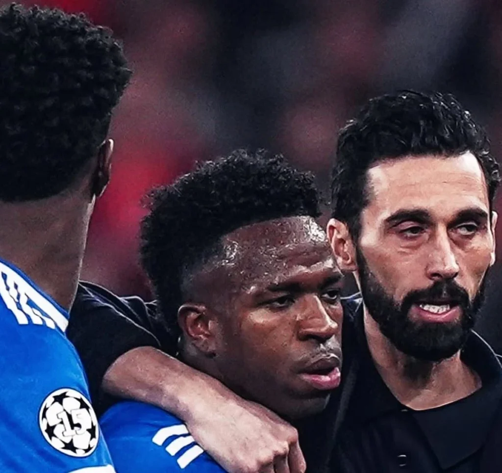 Pelatih Real Madrid Alvaro Arbeloa menenangkan Vinicius Junior yang marah akibat perilaku rasis Gianluca Prestianni. (X/@FabrizioRomano)