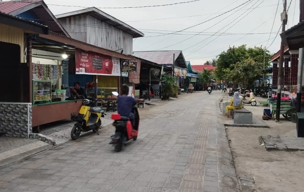 Suasana Pulau Derawan Berau, sepeda listrik menjadi kendaraan utama warga dan turis (Fawdi/BT)