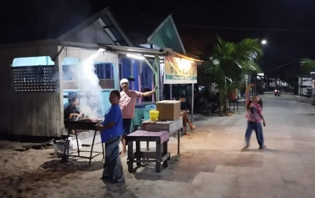 Penjual ikan bakar pada malam hari di Pulau Derawan Berau (Fawdi/BT)