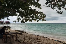 Slow Living di Pulau Derawan Berau: Duduk Santai di Pantai – Keliling Pakai Sepeda Listrik