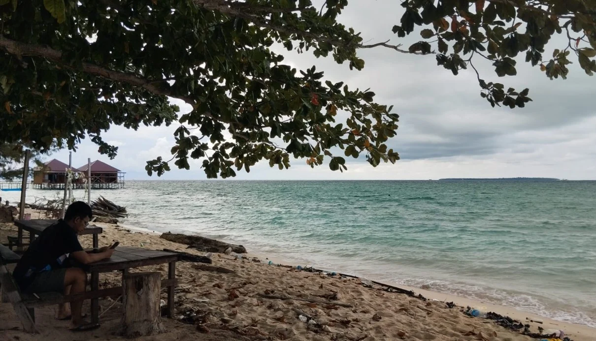 Slow Living di Pulau Derawan Berau: Duduk Santai di Pantai – Keliling Pakai Sepeda Listrik
