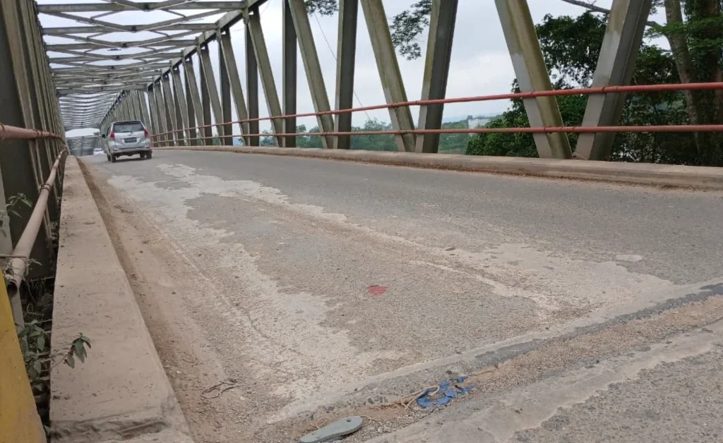 Kondisi jalan rusak di Jembatan Gunung Tabur, Berau (Adrikni/BT)