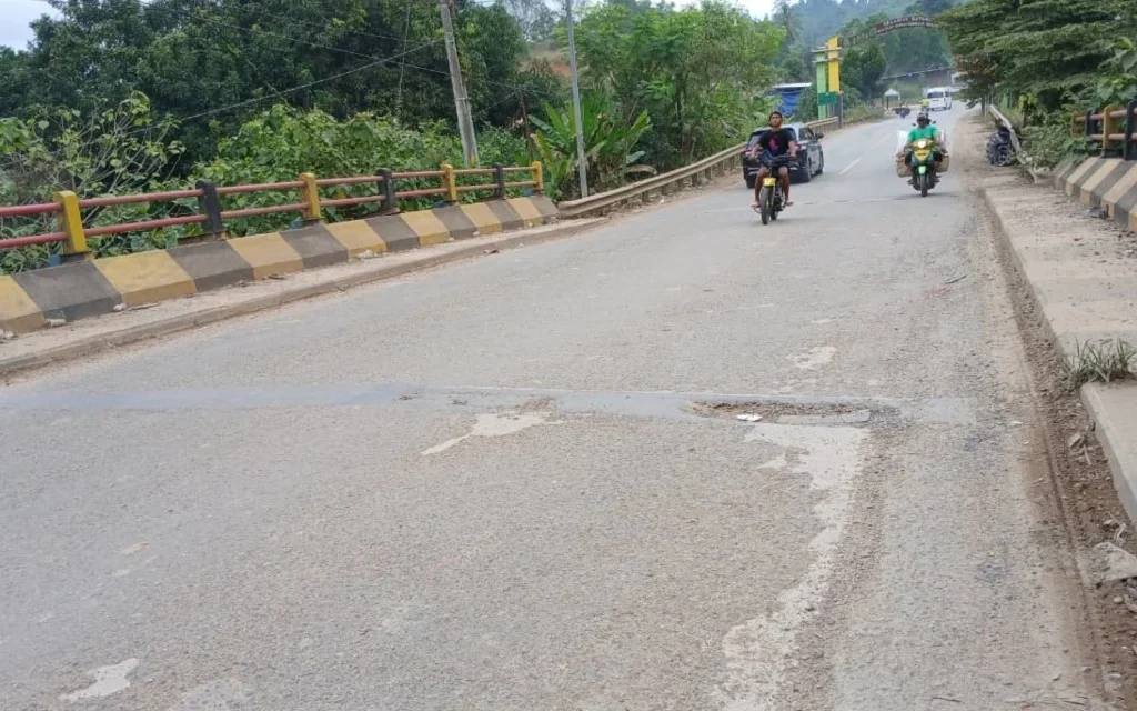 Kondisi jalan rusak di Jembatan Gunung Tabur, Berau (Adrikni/BT)