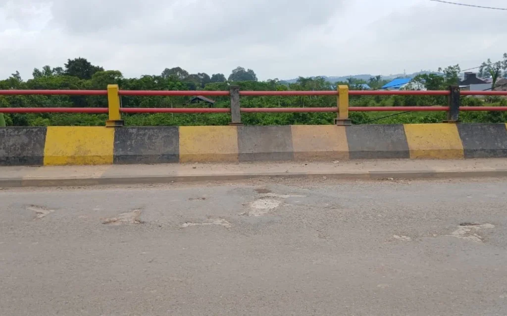 Kondisi jalan rusak di Jembatan Gunung Tabur, Berau (Adrikni/BT)