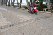 Warga Keluhkan Jalan di Jembatan Gunung Tabur Rusak dan Berlubang: Banyak Kecelakaan