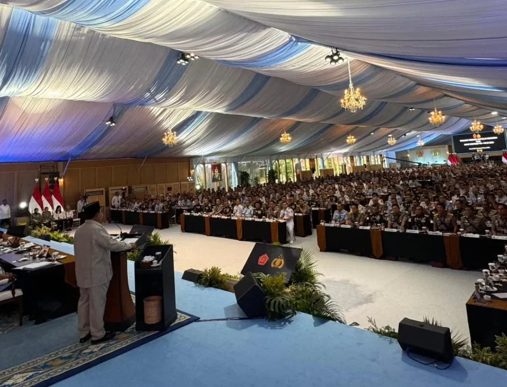 Presiden Prabowo saat kumpulkan perwira tinggi TNI Polri dalam Rapim TNI Polri di Istana (Instagram/@sekretariat.kabinet)