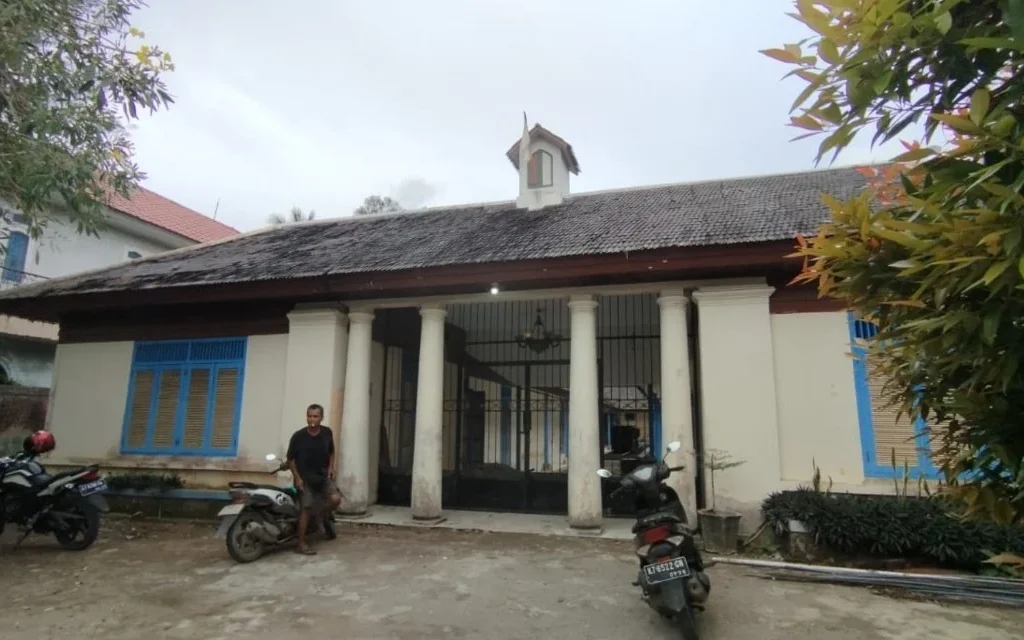 Bangunan peninggalan Belanda yang sempat digunakan sebagai Kantor Camat Teluk Bayur (Fawdi/BT)