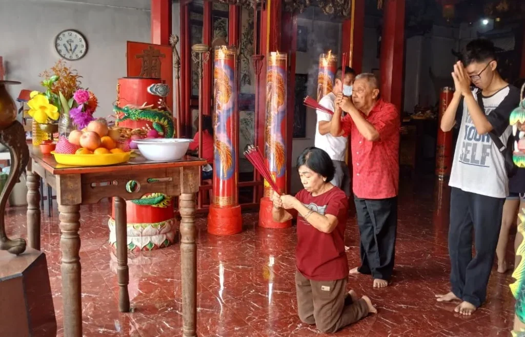Suasana ibadah di Klenteng Tri Dharma Thien Te Kong, Tanjung Redeb, Berau (Adrikni/BT)