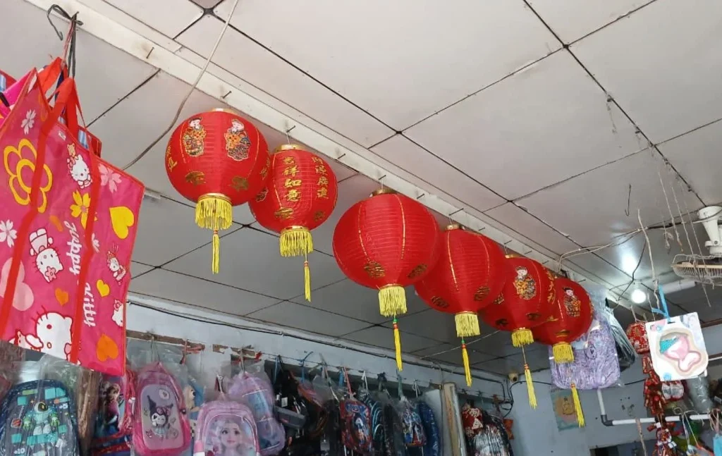 Pernak-pernik Imlek yang dijual di beberapa toko di Tanjung Redeb, Berau (Adrikni/BT)