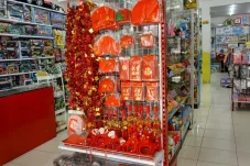 Jelang Hari Raya Imlek, Pedagang di Berau Raup Cuan Jualan Pernak-pernik