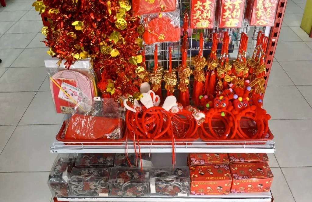 Pernak-pernik Imlek yang dijual di beberapa toko di Tanjung Redeb, Berau (Adrikni/BT)