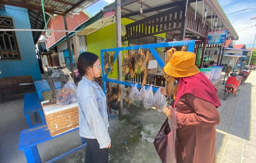 Wisatawan membeli Ikan Pundang Khas Pesisir Derawan (Zuhrie/BT)