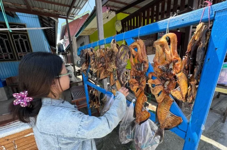 Wisatawan membeli Ikan Pundang Khas Pesisir Derawan (Zuhrie/BT)