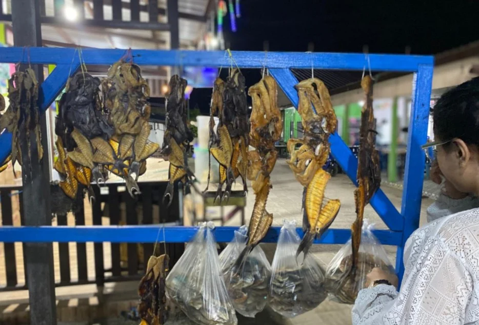 Wisatawan membeli Ikan Pundang Khas Pesisir Derawan (Diva/BT)