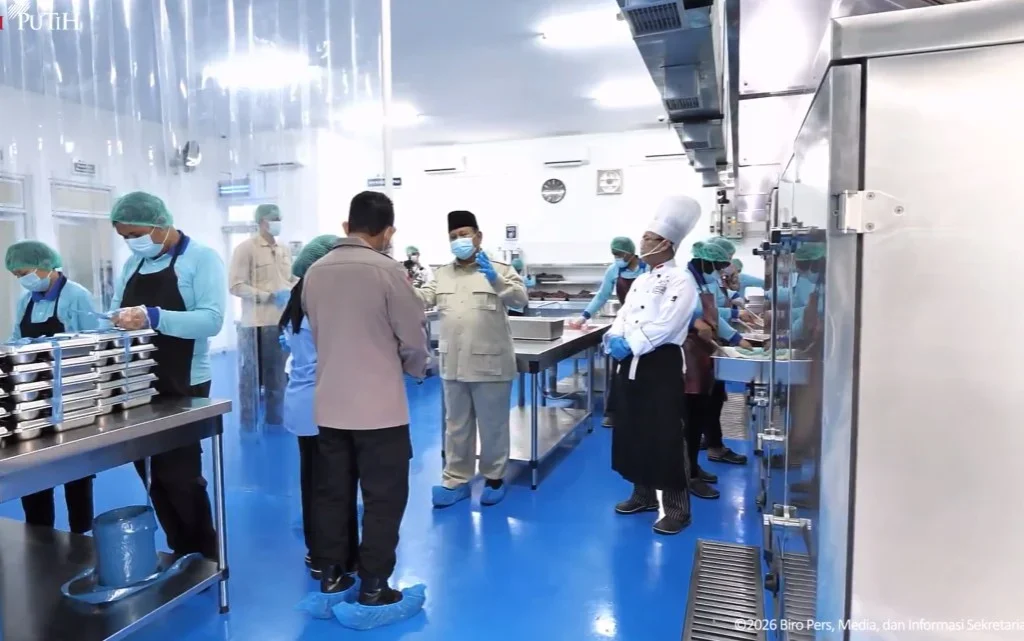 Presiden Prabowo saat meninjau SPPG milik Polri (YouTube/Setpres BPMI)