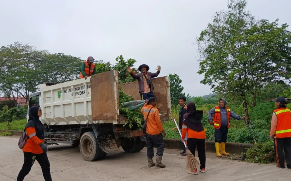 Kegiatan korve atau kerja bakti bersih-bersih di Jalan Kalimarau dan Camat Teluk Bayur, Edi Baskoro (Adrikni/BT)