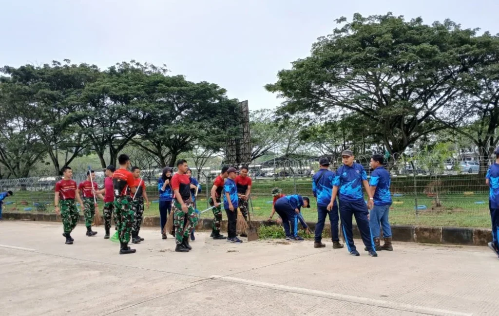 Kegiatan korve atau kerja bakti bersih-bersih di Jalan Kalimarau dan Camat Teluk Bayur, Edi Baskoro (Adrikni/BT)