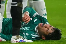 Krisis Lini Bertahan Liverpool Berlanjut, Wataru Endo Cedera dan Bakal Absen Lama