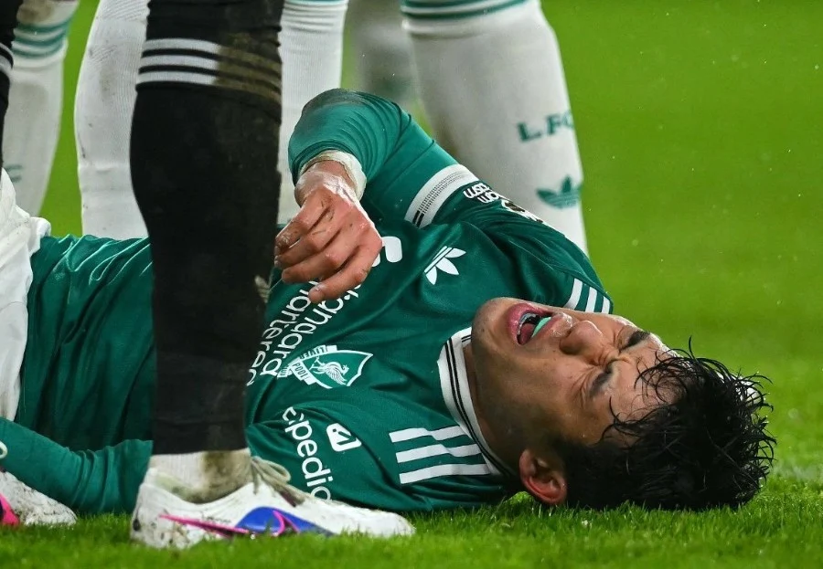 Krisis Lini Bertahan Liverpool Berlanjut, Wataru Endo Cedera dan Bakal Absen Lama