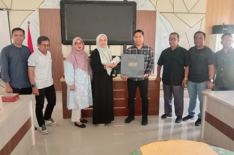 Bantuan kartu uang elektronik dari Diskoperindag Berau kepada pedagang pasar bekerja sama dengan Himbara (Ist)