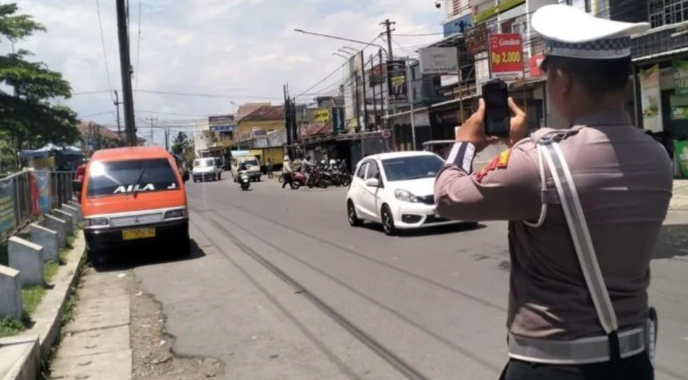 Ilustrasi personel Satlantas melaksanakan penindakan ETLE Handheld (korlantas.polri.go.id)