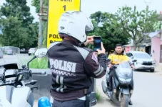 Pengendara Wajib Taati Lalu Lintas! Polres Berau Kini Gunakan Teknologi ETLE Handheld