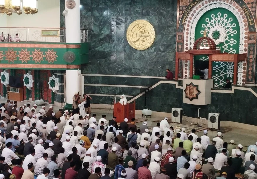 Jemaah melasakanakan salat di Masjid Agung Baitul Hikmah, Tanjung Redeb, Berau (Zuhrie/BT)