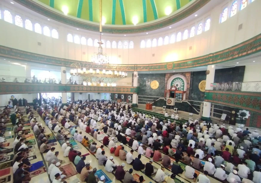 Jemaah melasakanakan salat di Masjid Agung Baitul Hikmah, Tanjung Redeb, Berau (Zuhrie/BT)