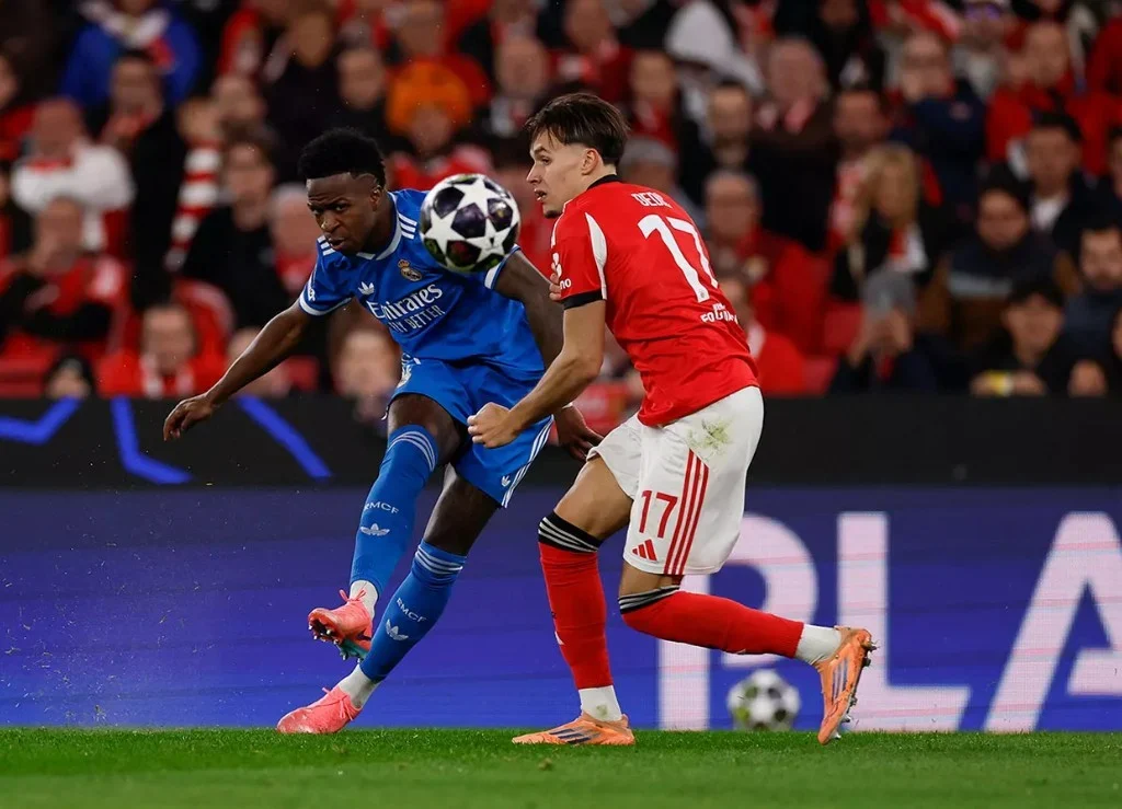 Vinicius Junior melakukan tembakan melengkung ke gawang Benfica dalam laga Champions League. (realmadrid.com)