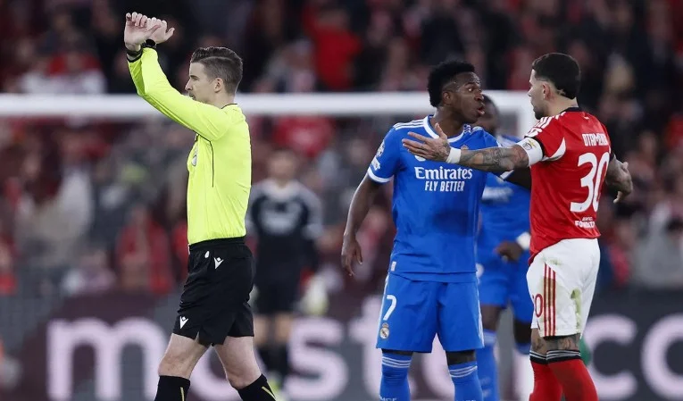 Vinicius Dapat Perlakuan Rasis dari Pemain Benfica, Mbappe hingga Tchouameni Pasang Badan