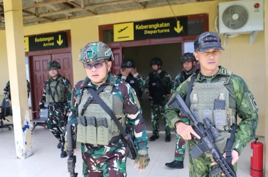 Pasukan Korpasgat TNI AU amankan Bandara Korowai Batu Papua Selatan usai penembakan oleh KKB (Instagram/@militer.udara)