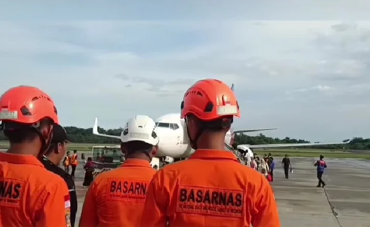 Proses evakuasi penumpang Sriwijaya Air rute Berau - Balikpapan usai mengalami pecah ban saat mendarat di Bandara Sultan Aji Muhammad Sulaiman Balikpapan Kaltim pada Selasa (17/2/2026) (Instagram/@lintas_balikpapan)
