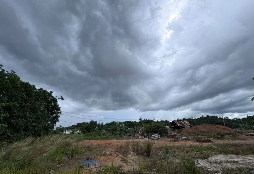 Awan tebal langit mendung di Berau, Kaltim (Zuhrie/BT)