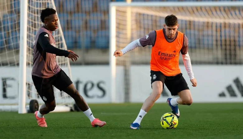 Vinicius Junior dan Federico Valverde mengikuti sesi latihan jelang pertandingan melawan Osasuna nanti malam. (realmadrid.com)