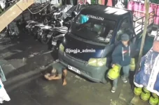 Viral Warga Jogja Pergoki Maling Gas Elpiji, Pelaku Dihantam Stik Golf