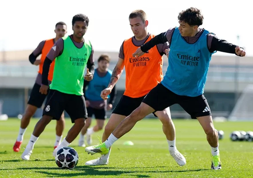 Foto: Sesi latihan semua pemain jelang melawan skuad Benfica di laga final play off leg 2 Champions League, di Santiago Bernabeu. (realmadrid.com)