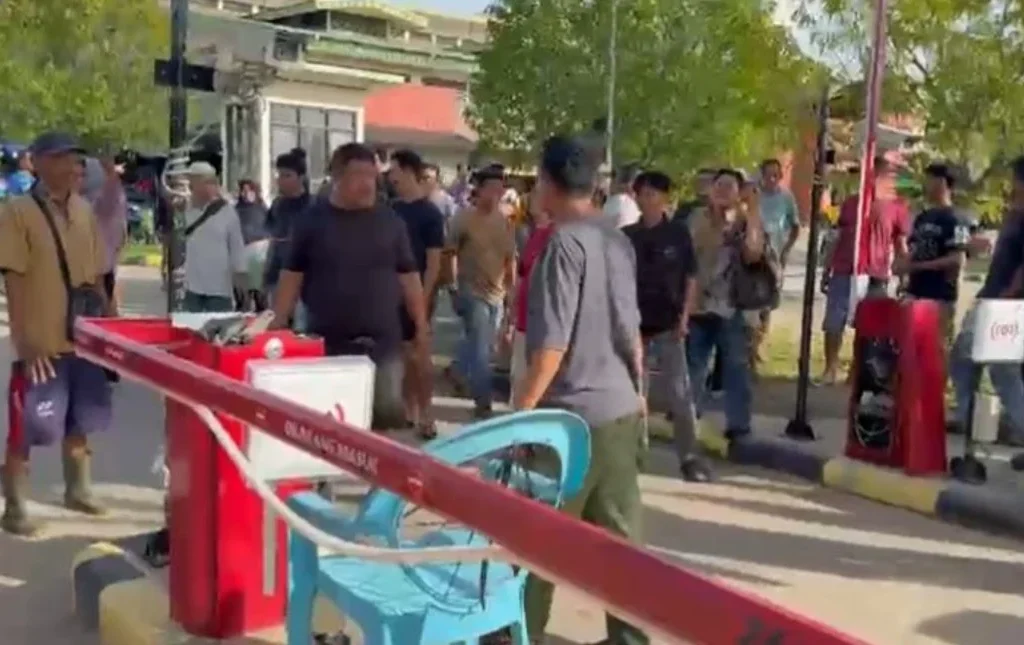 Tangkapan layar warga merusak palang parkir elektronik di Pasar Sanggam Adji Dilyasa (PSAD) Berau.