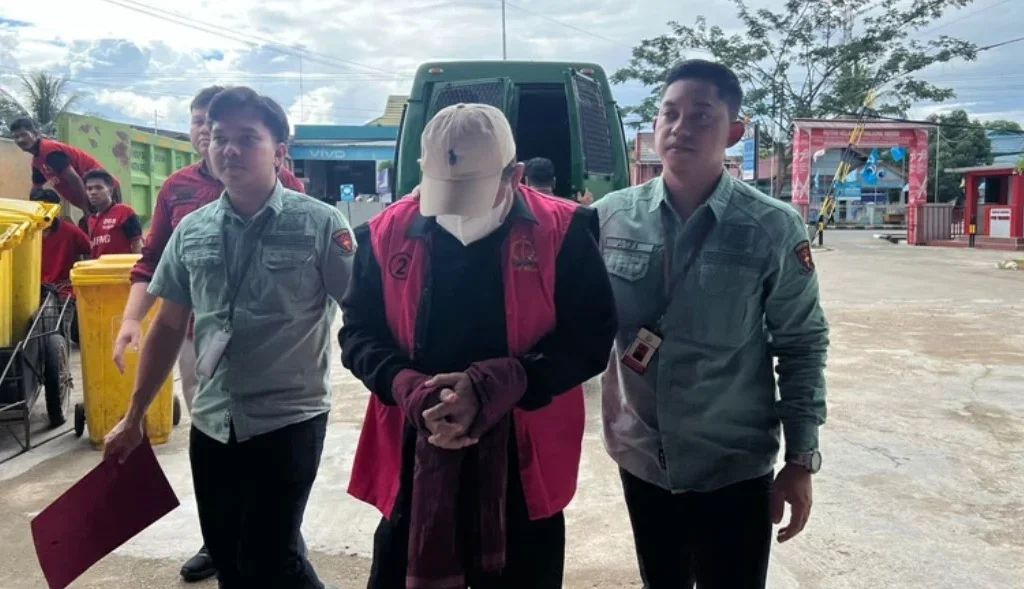 Salah seorang tenaga honorer di UPT Pasar Sanggam Adji Dilayas (SAD), EAY, saat digelandang Tim Kejaksaan Negeri ke Rutan Tanjung Redeb, Selasa (20/2/2024).