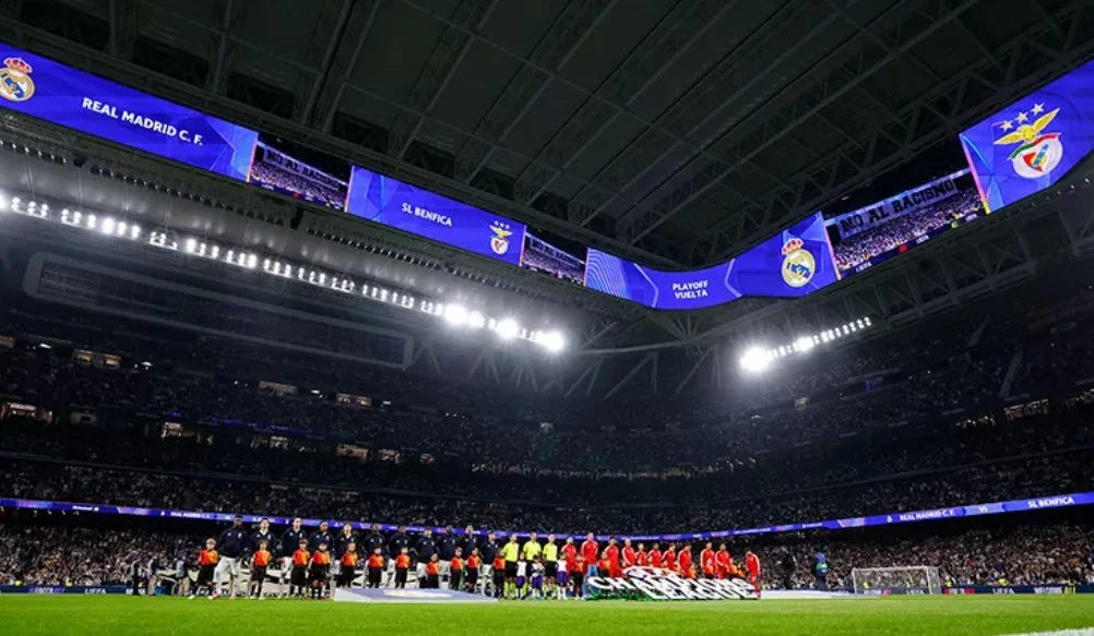 Penggemar Real Madrid yang membanjiri tribun Stadion Santiago Bernabeu. (realmadrid.com)