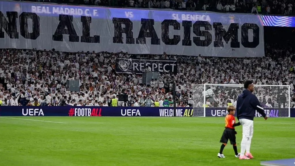 Gerakan anti rasisme yang dikampanyekan fans Real Madrid di Santiago Bernabeu. (realmadrid.com)